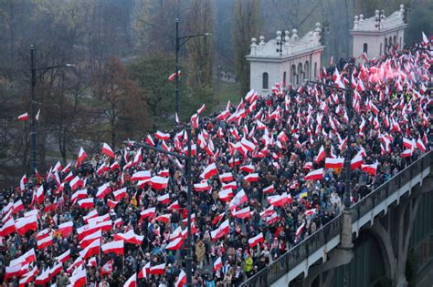 Ulicami Warszawy Przeszed Marsz Niepodleg O Ci Radiomaryja Pl