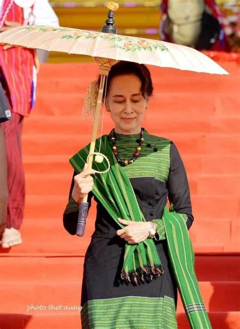 Aungsansuukyi Wearing Burmese Costume And Holding Burmese Umbrella 🇲🇲