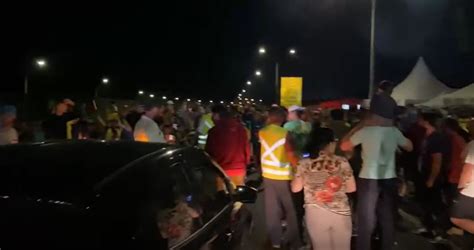 VÍDEO foguetes manifestantes voltam a bloquear pista da BR 101