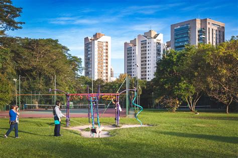 Crian A Brinca Em Equipamento No Parque Villa Lobos Usp