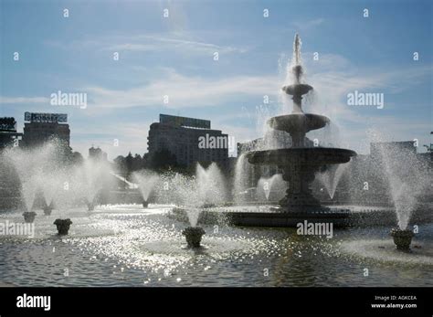 Bucuresti, Piata Unirii, fountain Stock Photo - Alamy