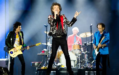 Living In A Ghost Town Lagu Baru The Rolling Stones Di Tengah