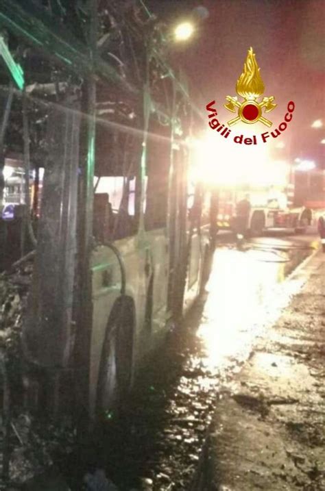 Roma Incendio Distrugge Autobus Tpl Nessun Ferito O Intossicato