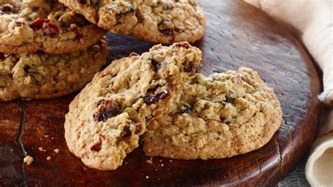 Paneras Oatmeal Raisin Cookie With Berries