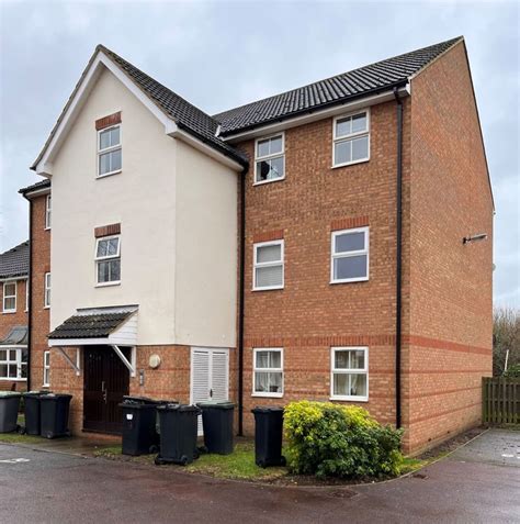 2 Bed Flat To Rent In Honeysuckle Close Biggleswade Sg18 Zoopla