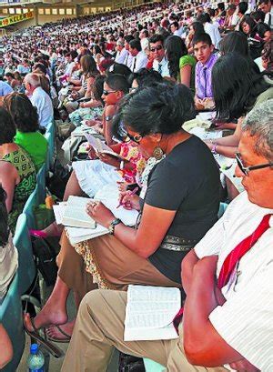 Los testigos de Jehová celebran su asamblea en el estadio de Anoeta