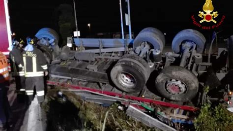 Camion Capovolto Fuori Strada Spettacolare Incidente Nella Notte Del