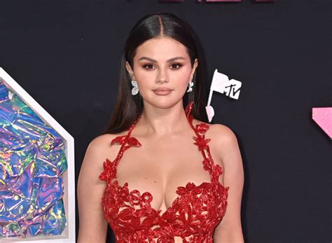 Selena Gomez Enamorada La Señal De Que Selena Gomez Está Más Enamorada