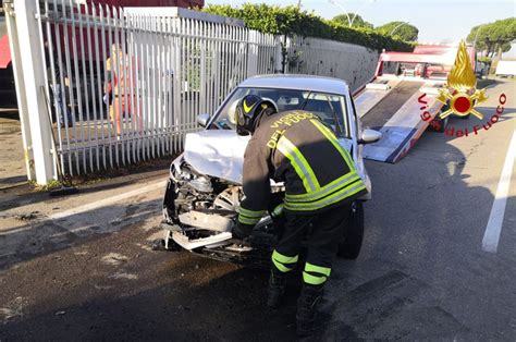 Grandate Incidente Tra Un Utilitaria E Un Camion Tra I Feriti Due