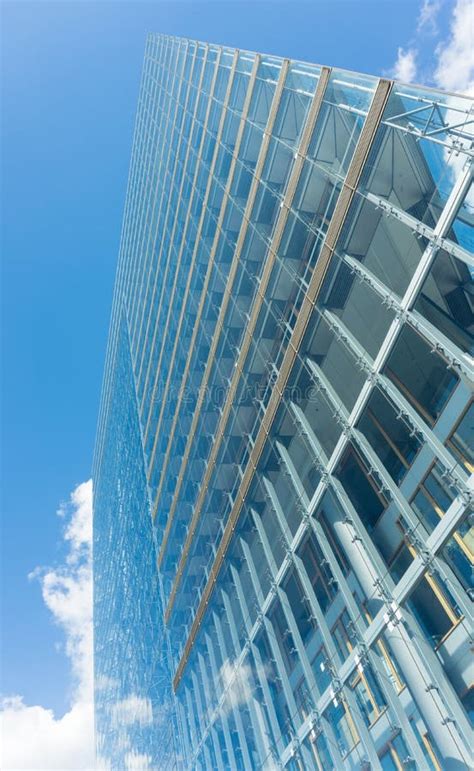 B Timent En Verre Moderne En Ciel Bleu De Gratte Ciel De Duesseldorf