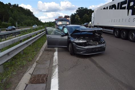 Pol Pdkl Pkw Beim Fahrstreifenwechsel Bersehen Fahrer Leicht