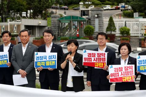 대통령 탄핵 경고 꺼내든 민주 “촛불 없이도 스스로 무너진 꼴” 서울신문