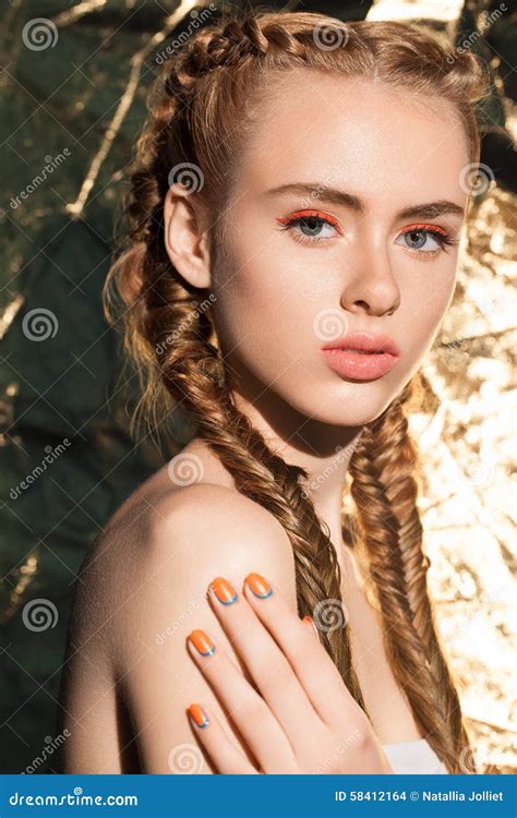 Portrait De Jeune Beau Modèle Attrayant De Fille Avec La Beauté Fraîche Naturelle Photo Stock