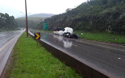 Carreta Etanol Tomba Na Br E Bloqueia Rodovia Na Grande Bh