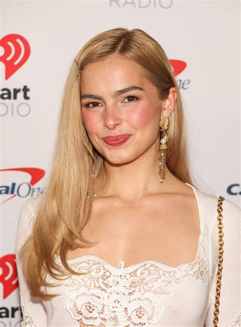 Addison Rae Blonde Blonde Hair Brown Eyes Honey Blonde Hair Haircuts Straight Hair