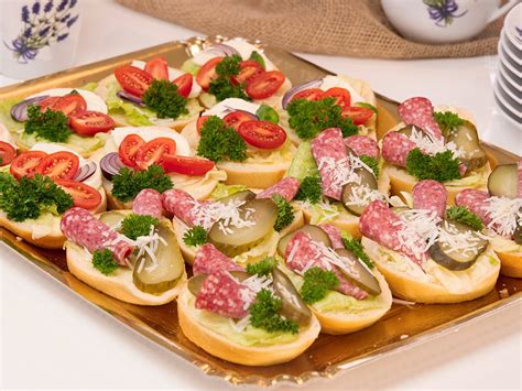 Kanapki MIX Klasyczny I Z Salami I Pomidorem Catering Finger Food W