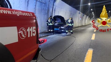 Incendio Auto In Galleria In Autostrada A Intervento Vigili Del Fuoco