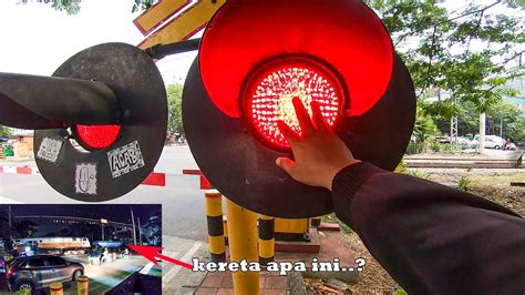 Memegang Lampu Flasher Perlintasan Kereta Api Wah Nemu Kereta Unik