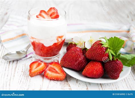 Yaourt De Fraise Photo Stock Image Du Smoothie Lame 31816992