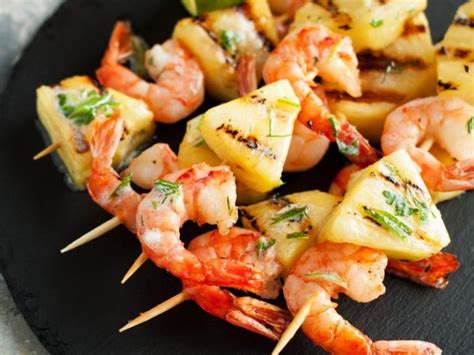 Brochetas de camarón con piña y tocino receta fácil en sartén