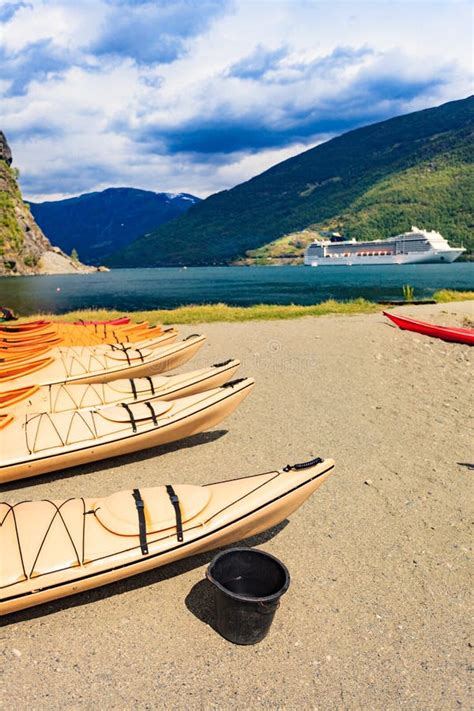 Kayaks Et Bateau De Croisi Re Dans Flam Norv Ge Image Stock Image Du