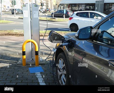 K Ln Deutschland Februar St Ein Elektroauto Laden An Einer