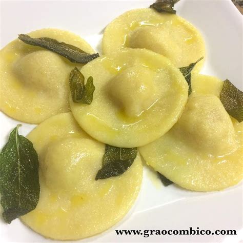 Raviolli de abóbora ao molho de manteiga de sálvia