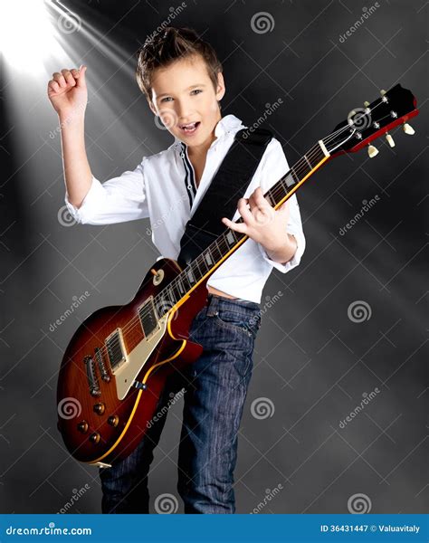 Gar On Jouant Sur La Guitare Lectrique Sur L Tape Image Stock Image