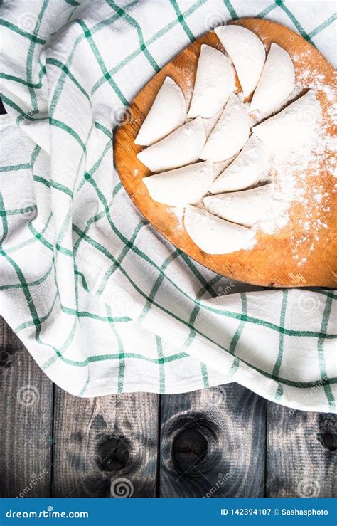 Las Bolas De Masa Hervida Crudas Asperjaron Con La Harina En Un Tablero