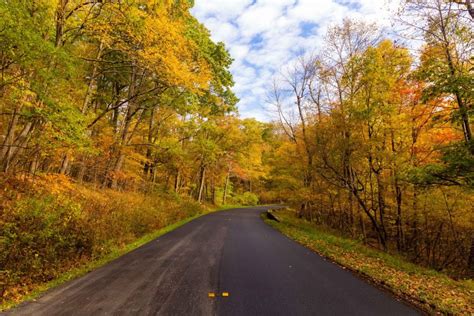 Skyline Drive Fall Foliage in Shenandoah National Park - Explore with Alec