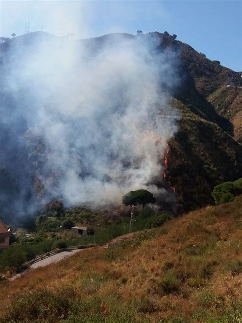 Incendi A Messina Situazione Ancora Critica All Annunziata Riprende