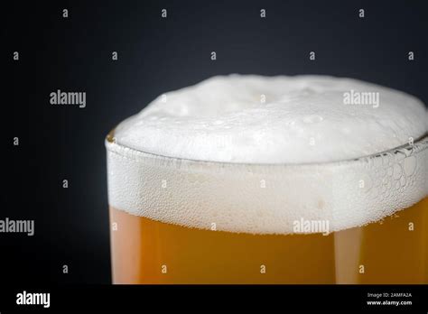 Bier Ist Schaumig Stockfotos Und Bilder Kaufen Alamy