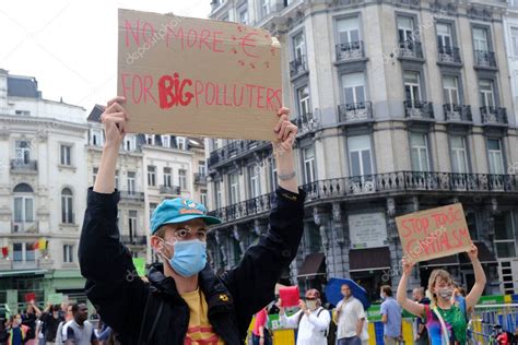 Bruselas Bélgica 27 de junio de 2020 Activistas sostienen pancartas