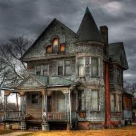 visit at night.....no thank you :) | Old abandoned houses, Creepy houses, Old farm houses