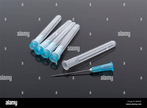 Primer plano de las agujas hipodérmicas Específicamente Marca BD