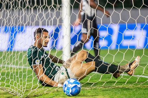 Artilheiro do Guarani na Série B Derek desafia seca de gols em