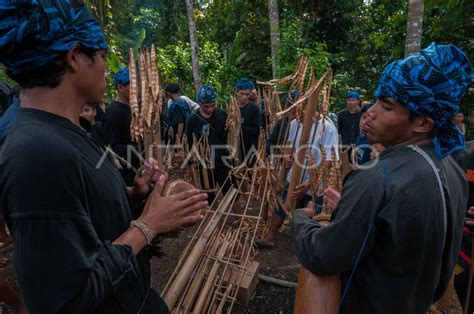 Penampilan Kesenian Tradisional Suku Baduy Antara Foto