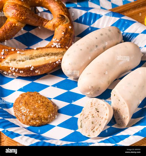 Bayerische Wurst Mit Brezel S En Senf Und Bier Stockfotografie Alamy