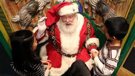 You Will Need A Reservation To Sit On Santas Lap This Year At Macys