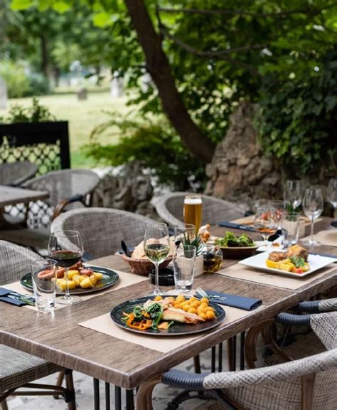 Nebojša Je Moderan Nacionalni Restoran Na Vračaru