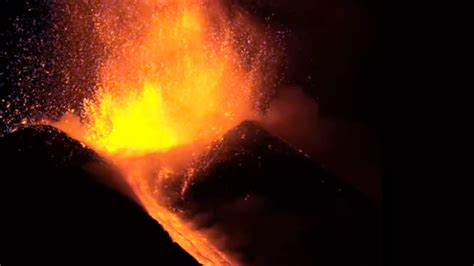 L Etna D Spettacolo La Notte Scorsa Fontane Di Lava E Trabocchi