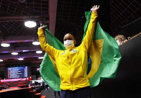 Rebeca Andrade celebra férias após medalhas no Mundial Ansiosa