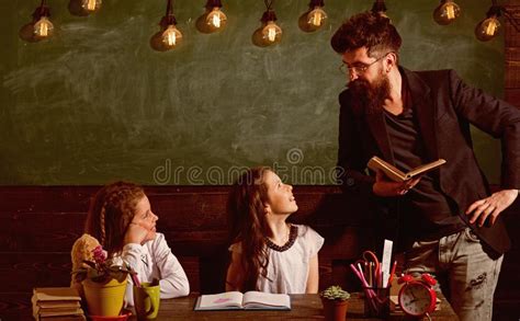 El Hombre Con La Barba Enseña a Las Colegialas Libro De Lectura