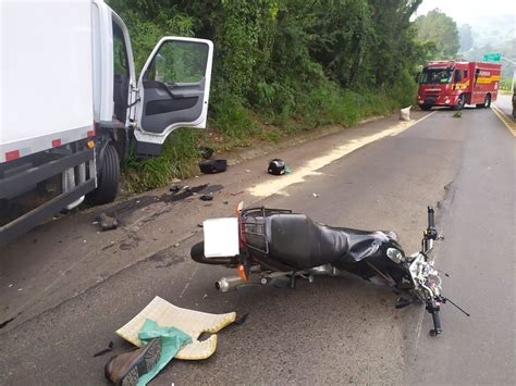 Homem morre em acidente envolvendo moto e caminhão em Pinheiro Preto