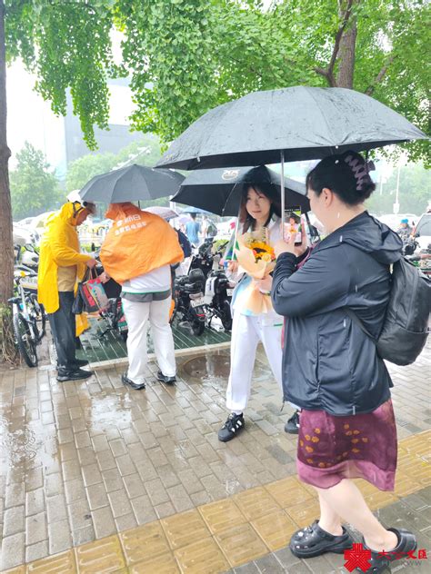 （有片）高考首日全國多地降水頻繁 672萬北京考生雨中趕考 內地 大公文匯網