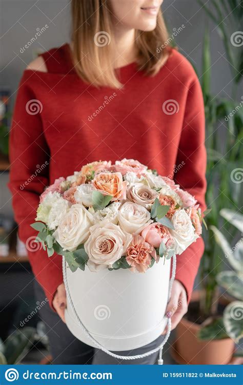 Arreglo Floral De Flores Mezcladas En Mano De Mujer Caja Redonda El