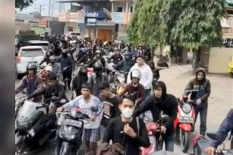 Tolak Kenaikan BBM Mahasiswa Dorong Motor Sejauh 3 Km Sampai Titik Aksi