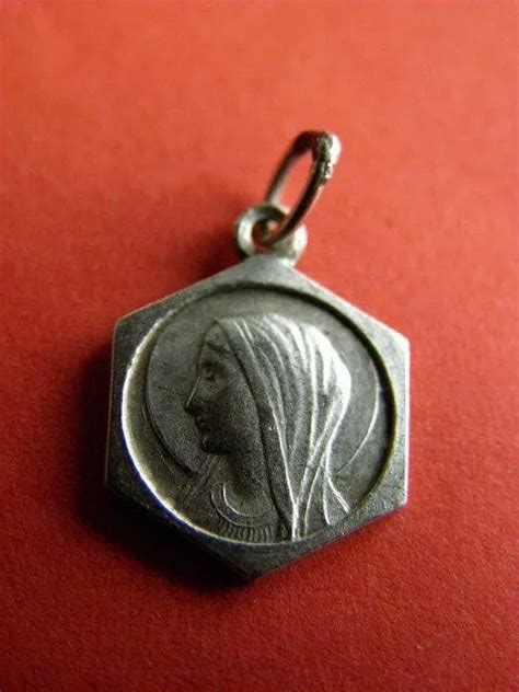 Medaille Religieuse Ancienne Notre Dame Grotte De Lourdes Metal