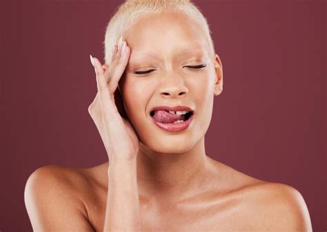 Ojos Cerrados Lengua Fuera Y Cara Cuidado De La Piel De La Mujer En