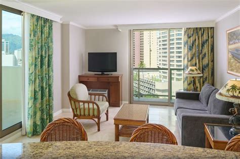 8 Top-Rated Waikiki Hotels Near the Beach for 2024 Vacation